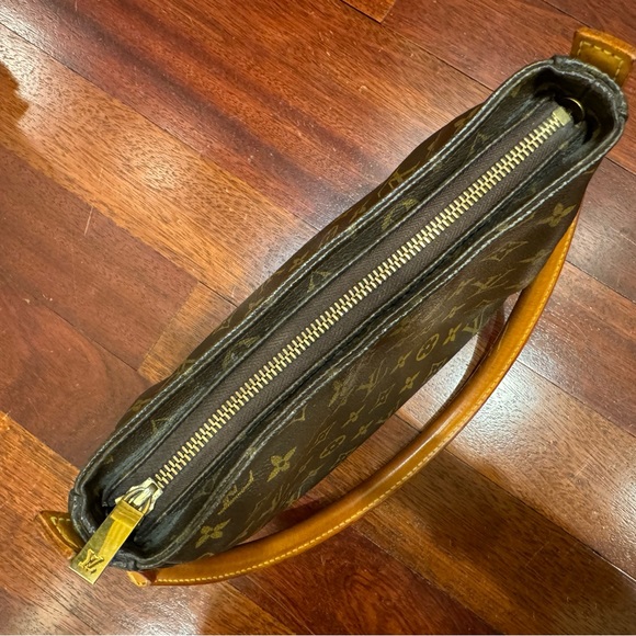 Louis Vuitton - Picture 5 of 8